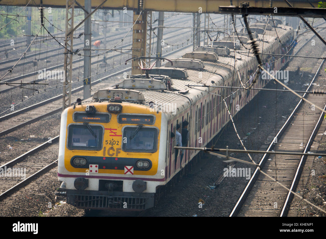 Tren de cercanías y pasajeros en Vile Parle estación en la red ferroviaria suburbana de Bombay Foto de stock
