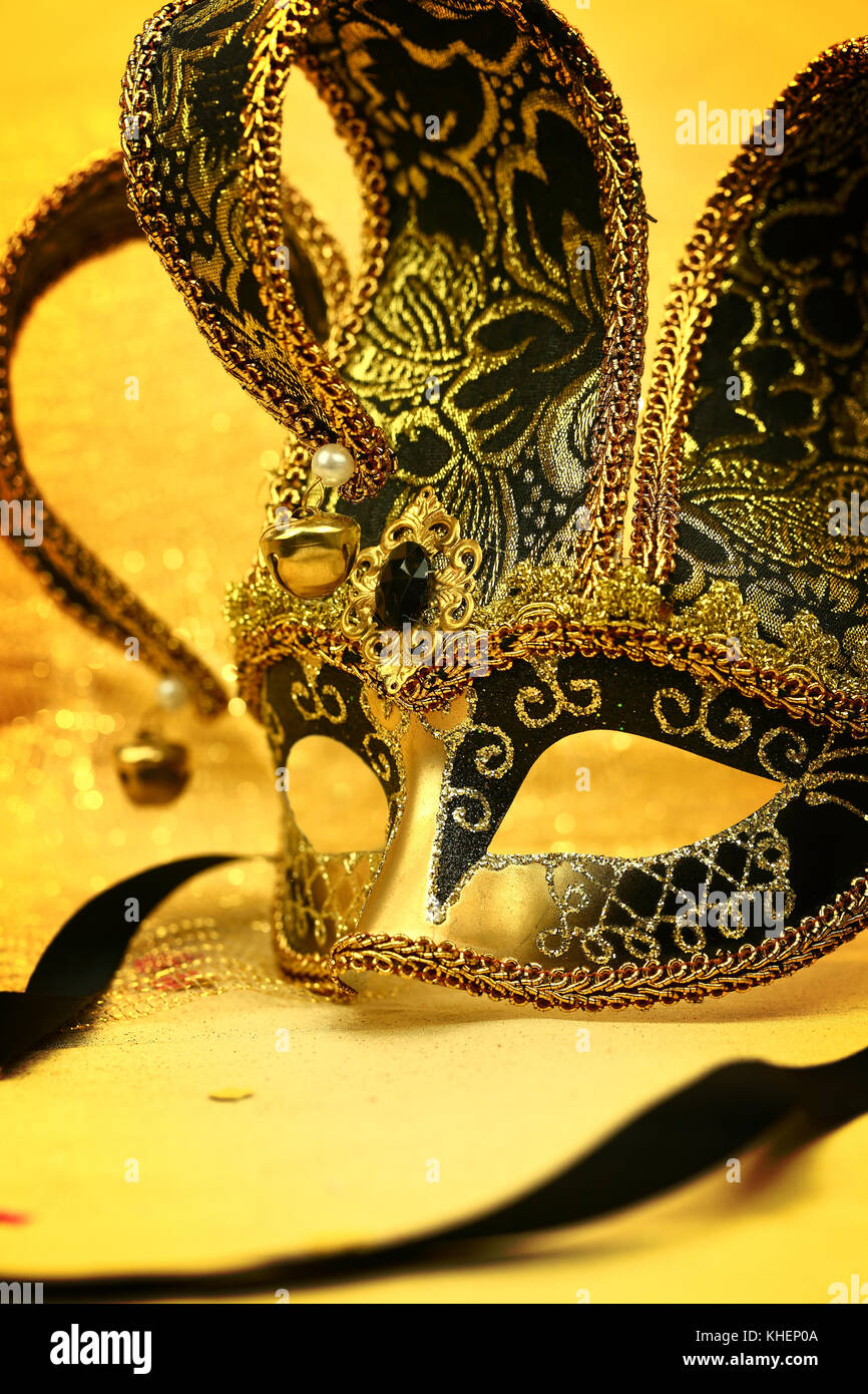 Vintage la máscara de carnaval en fondo brillante Foto de stock