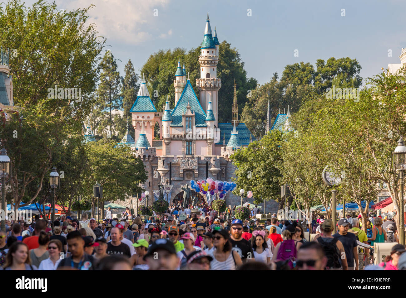 Castillo de Belleza para dormir, público, Disneyland Park, Disneyland Resort, Anaheim, California, Estados Unidos Foto de stock