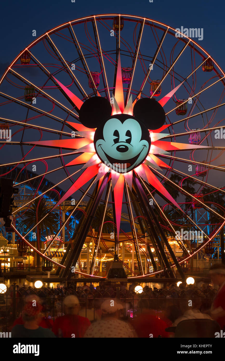 Noria de la rueda de Mickey's Fun Wheel, California Adventure Park, Disneyland Resort, Anaheim, California, Estados Unidos Foto de stock
