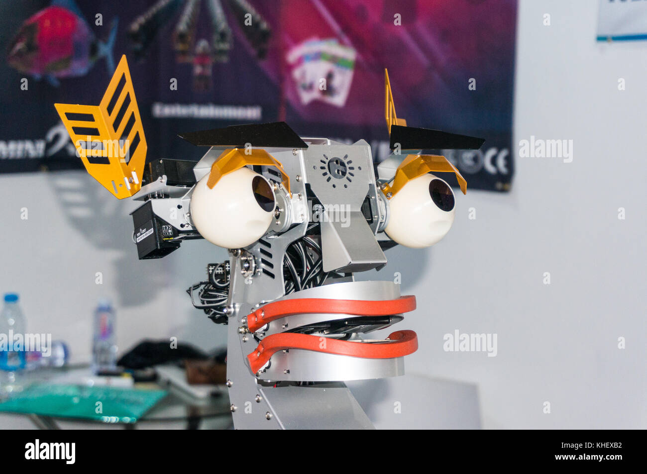 Gracioso robot coreano minirobot enfrentan las expresiones faciales en China hi-tech fair en Shenzhen, conocido como 'silicon valley' de China, Shenzhen, China. Foto de stock