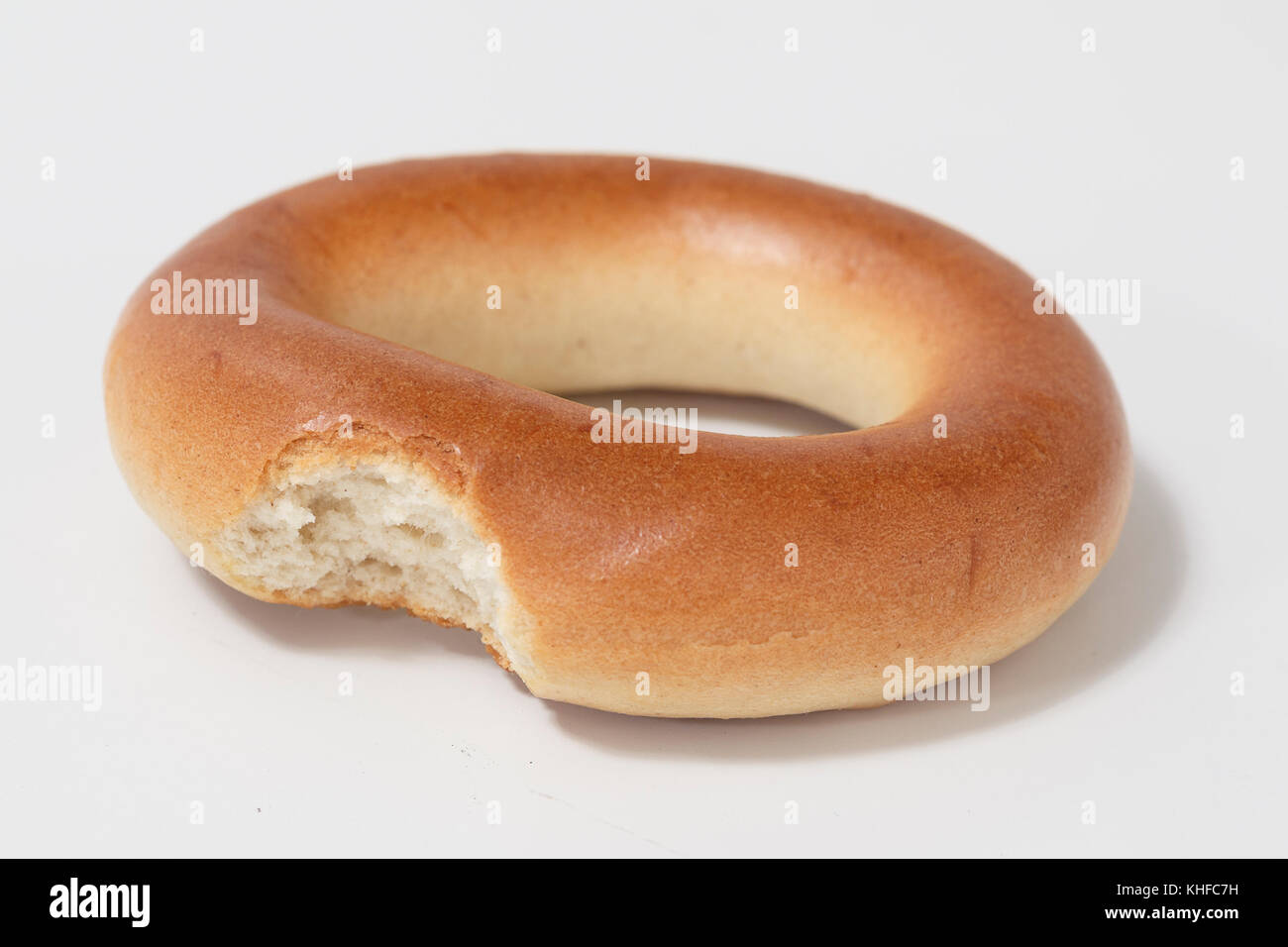 Donut mordido aislada con sombra Foto de stock