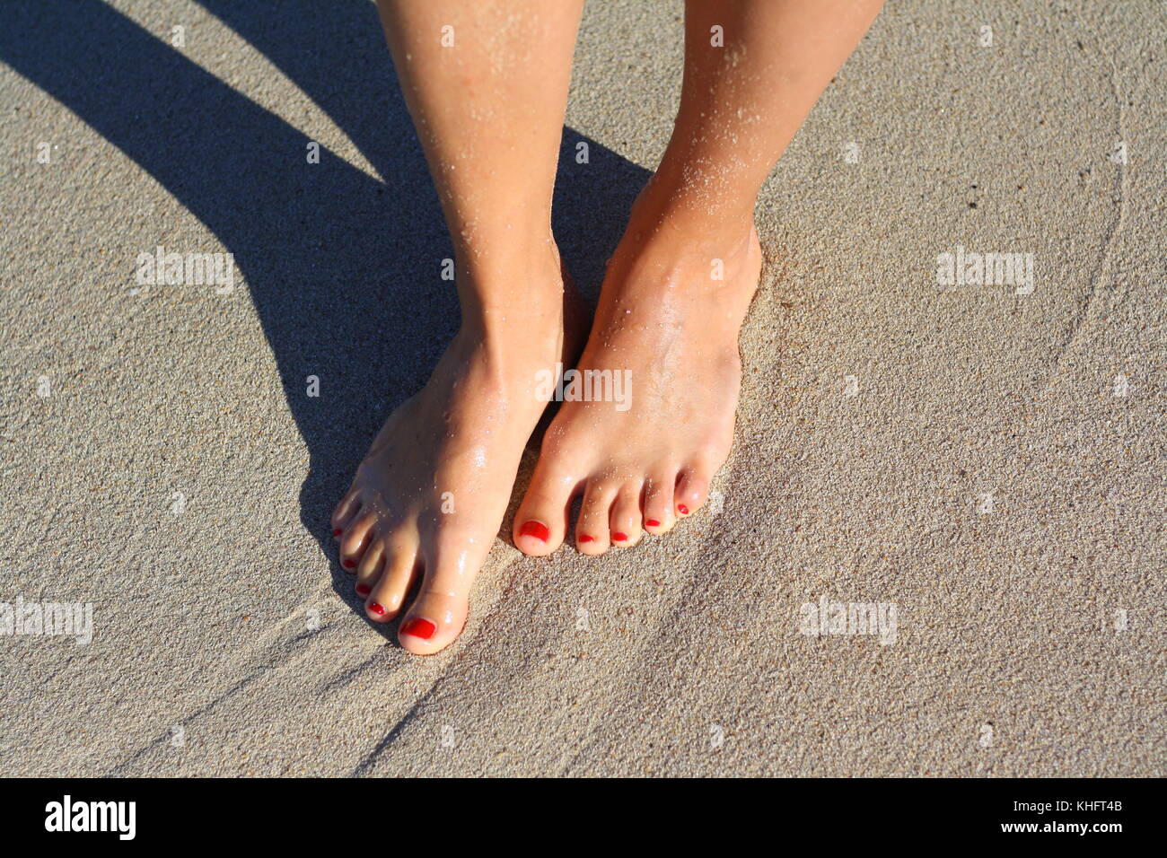 Los Pies Y Unas Pintadas De La Joven De Pie En La Playa De Arena Y Agua Fotografia De Stock Alamy