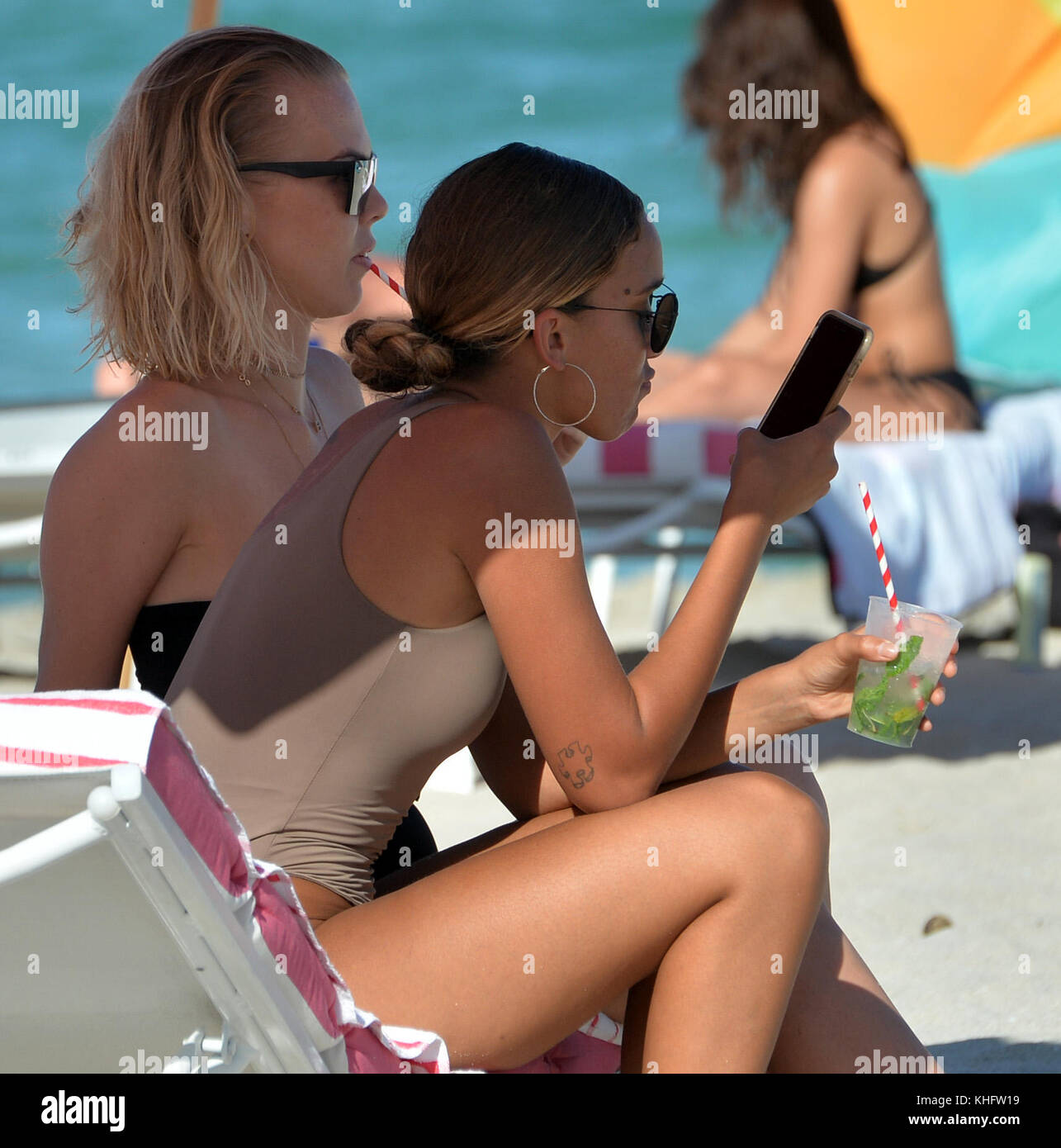 Miami Beach, FL - 24 de junio: diseñador de moda australiana, Bianca  elouise, parece descuidada en un bikini de dos piezas negro mientras toma  un baño con Scott disick's x-novia modelo j
