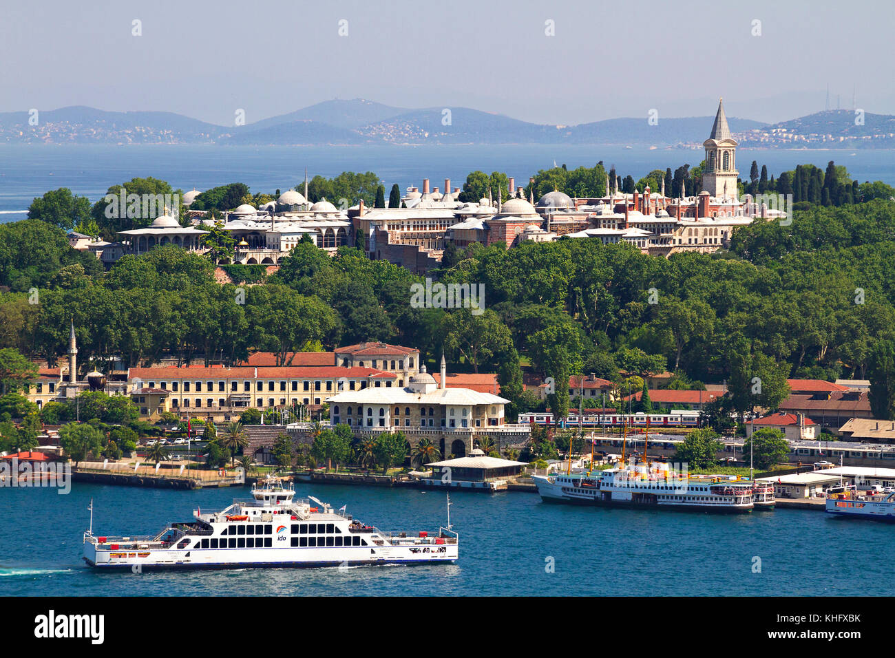 Vista aérea sobre el Palacio Topkapi desde el Cuerno de Oro, Estambul, Turquía Foto de stock