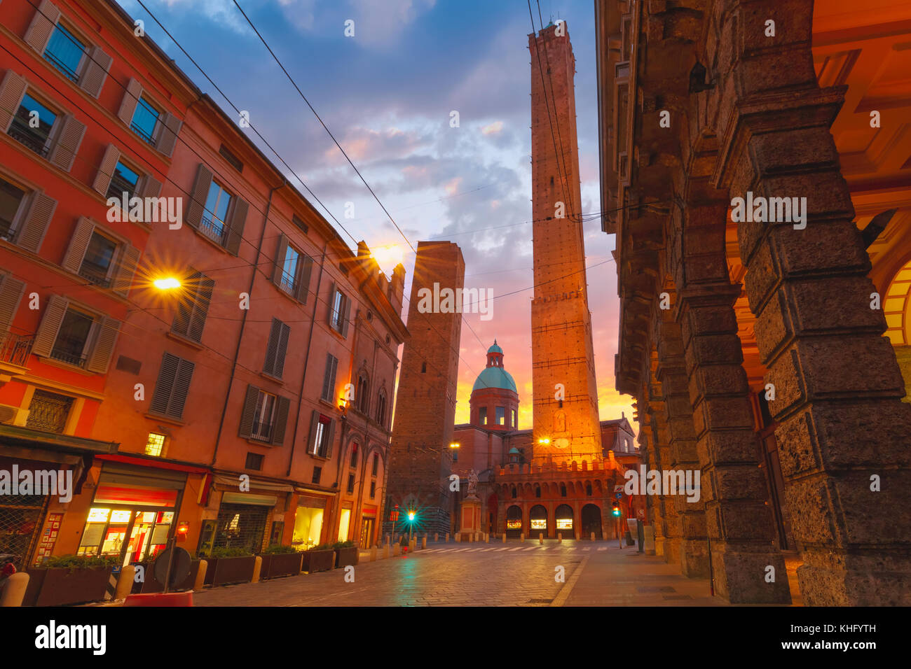 Famosas dos torres de Bolonia, Italia al amanecer. Foto de stock