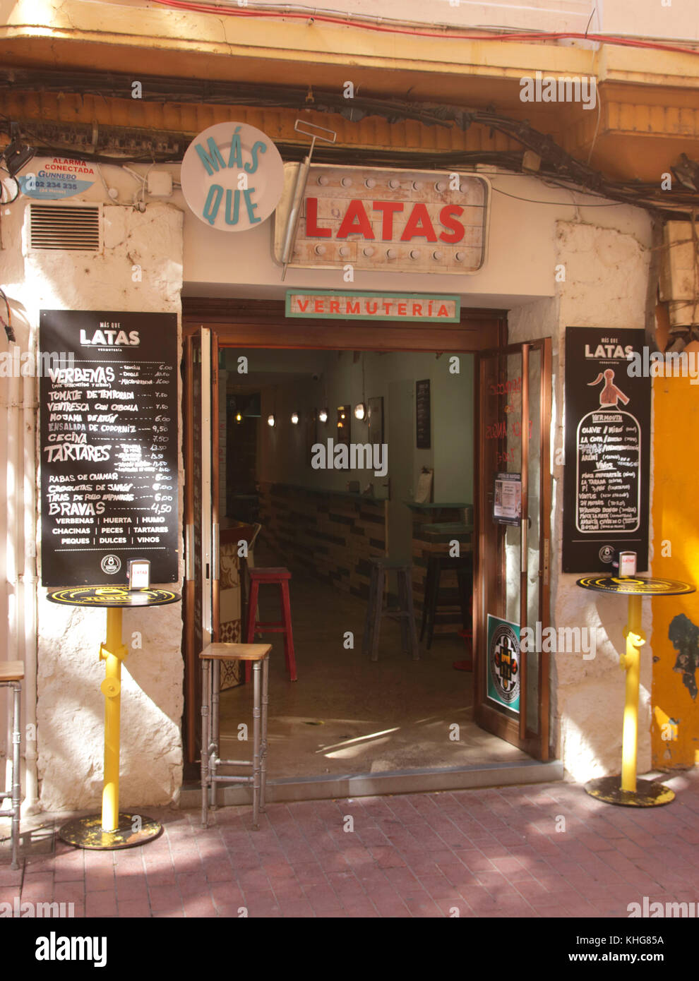 Mas que latas restaurante calle de santa cruz zaragoza españa Foto de stock