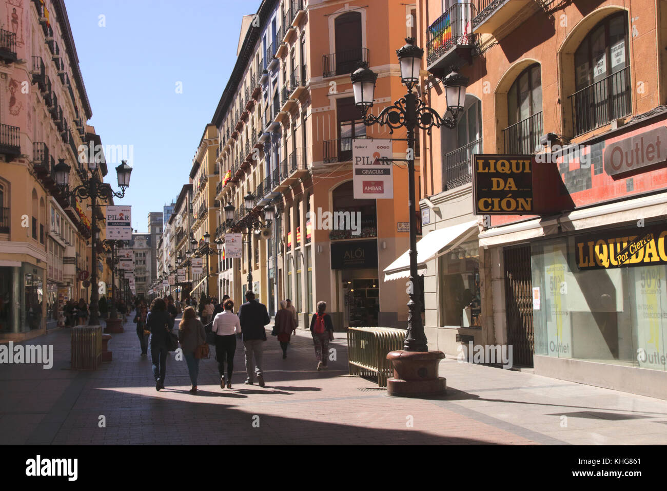 La calle de Alfonso I, calle de tiendas en el casco antiguo de la ciudad  española de Zaragoza Fotografía de stock - Alamy