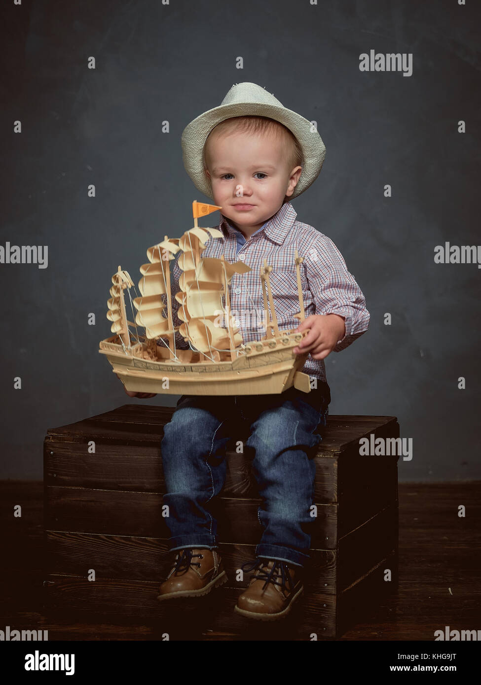 Sombrero De Paja Para Niños Fotos e Imágenes de stock - Alamy