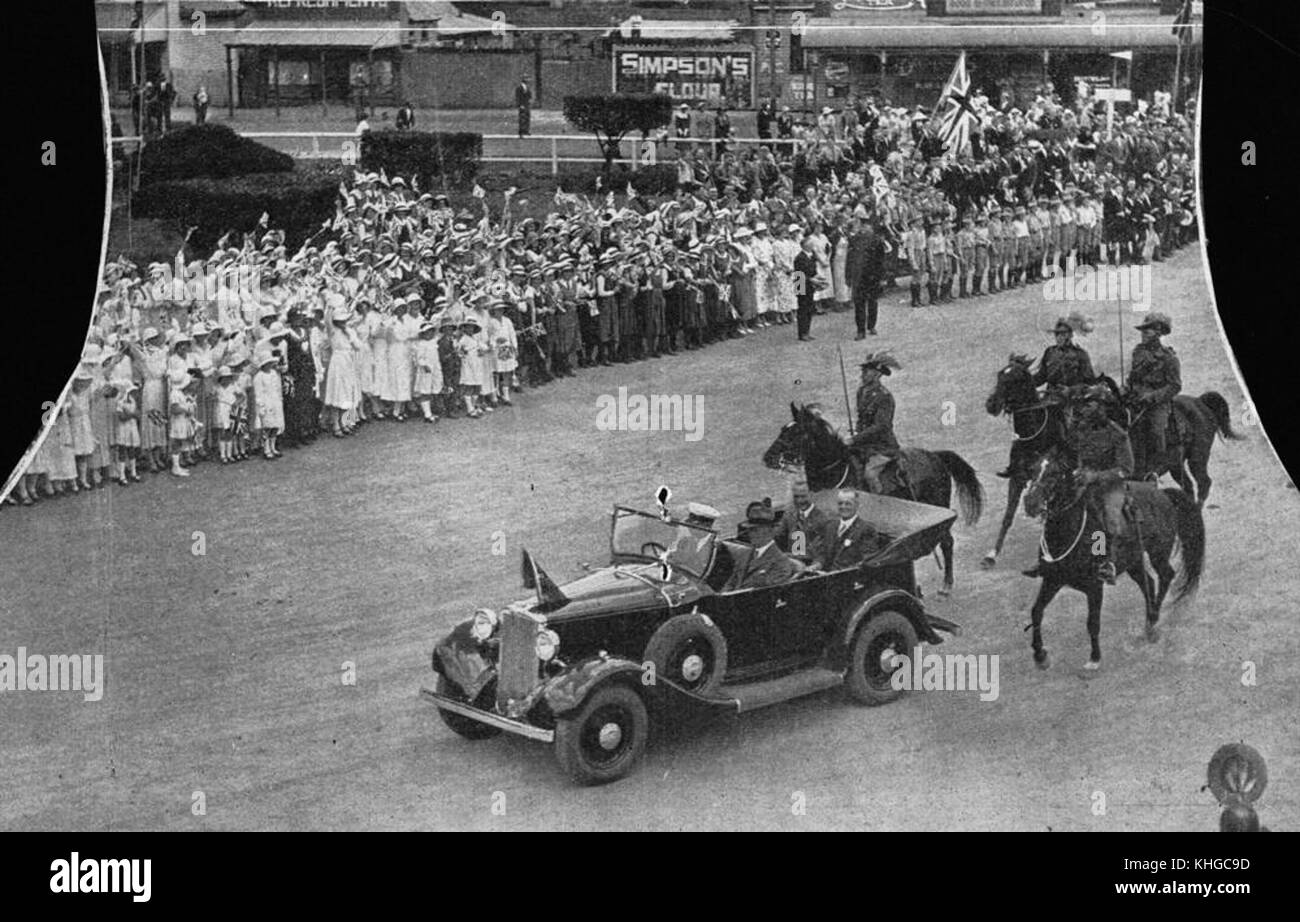 2 204932 Príncipe Henry, Duque de Gloucester, es conducido a través de Warwick, 1934 Foto de stock