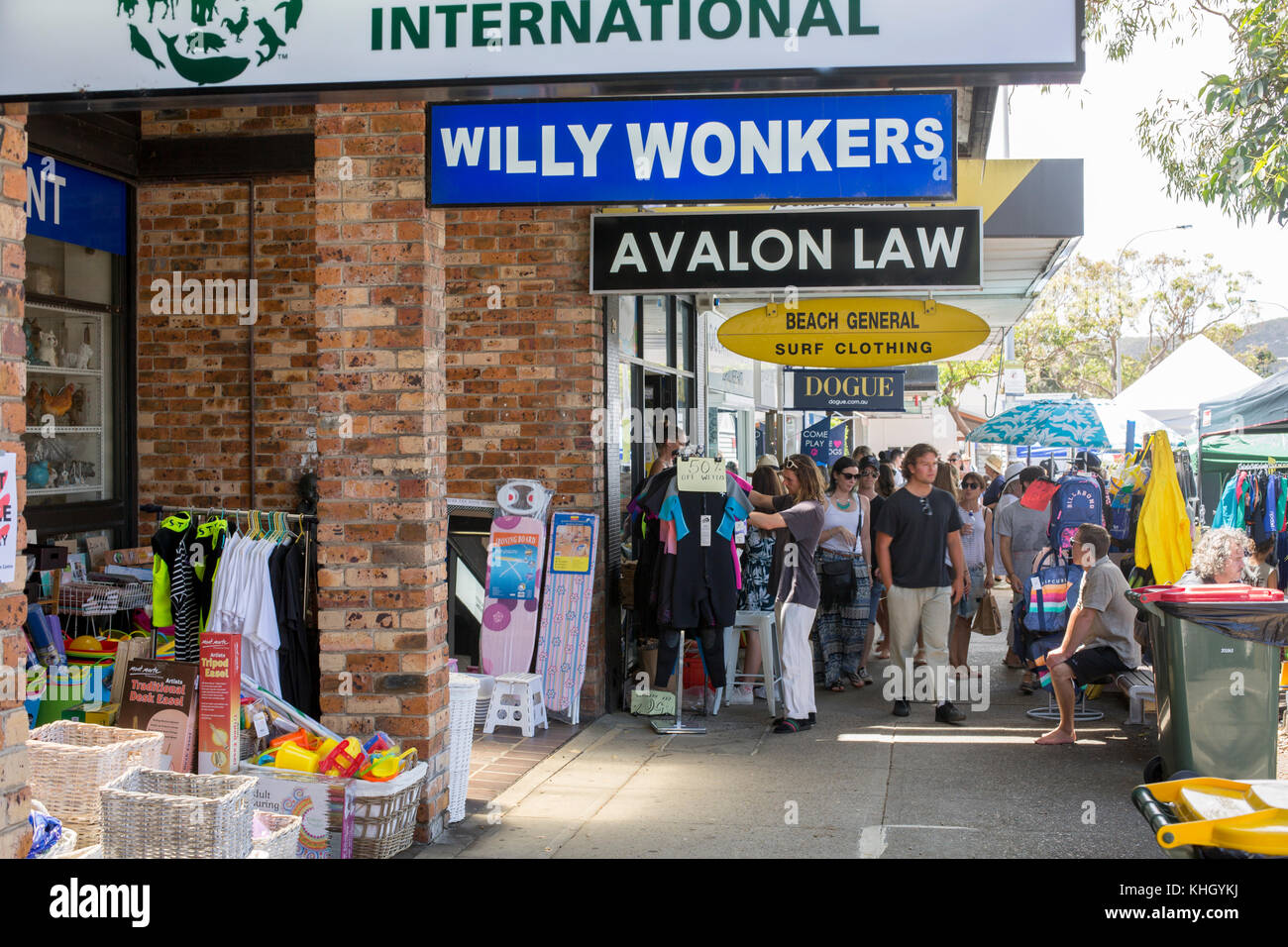 Avalon Beach, Sydney, Domingo, 19 de noviembre de 2017. El día de mercado comunitario anual en Avalon Beach cuenta con más de 400 puestos de venta de artesanía, ropa, joyeria con arte y regalos. Crédito: Martin berry/Alamy Live News Foto de stock