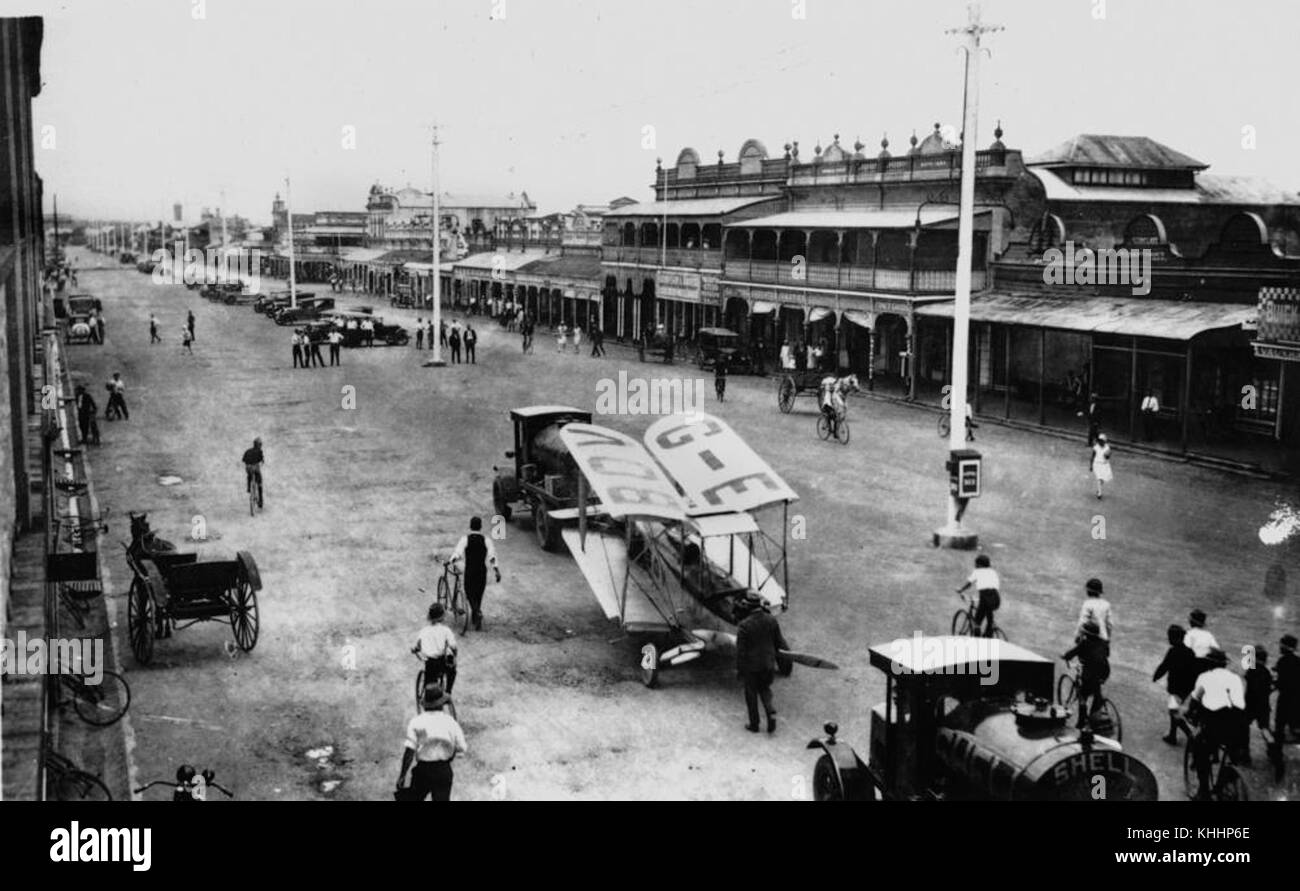 2 107920 Bert Hinkler el avión, G-EBOV, siendo remolcado a lo largo ocupado Bourbong Street, Bundaberg, Queensland, 1928 Foto de stock