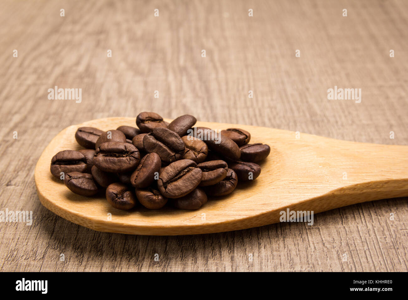 Selección de café tostado en grano semilla. los granos en una cuchara