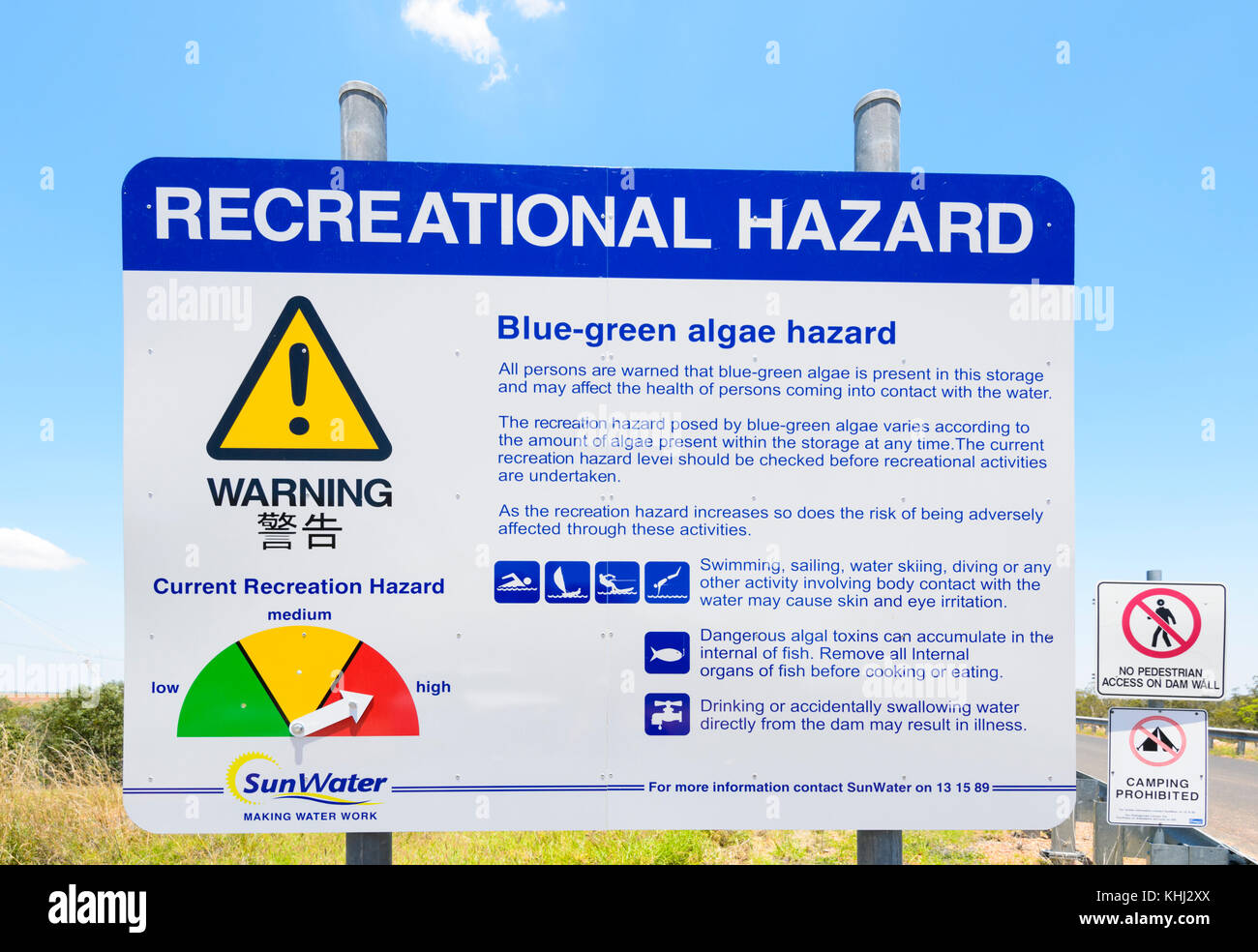 Señal de peligro de recreo debido a las algas azul-verdes presentes en el agua en el lago Maraboon, Fairbairn Dam, cerca de la Esmeralda, Queensland, Queensland, Australia Foto de stock