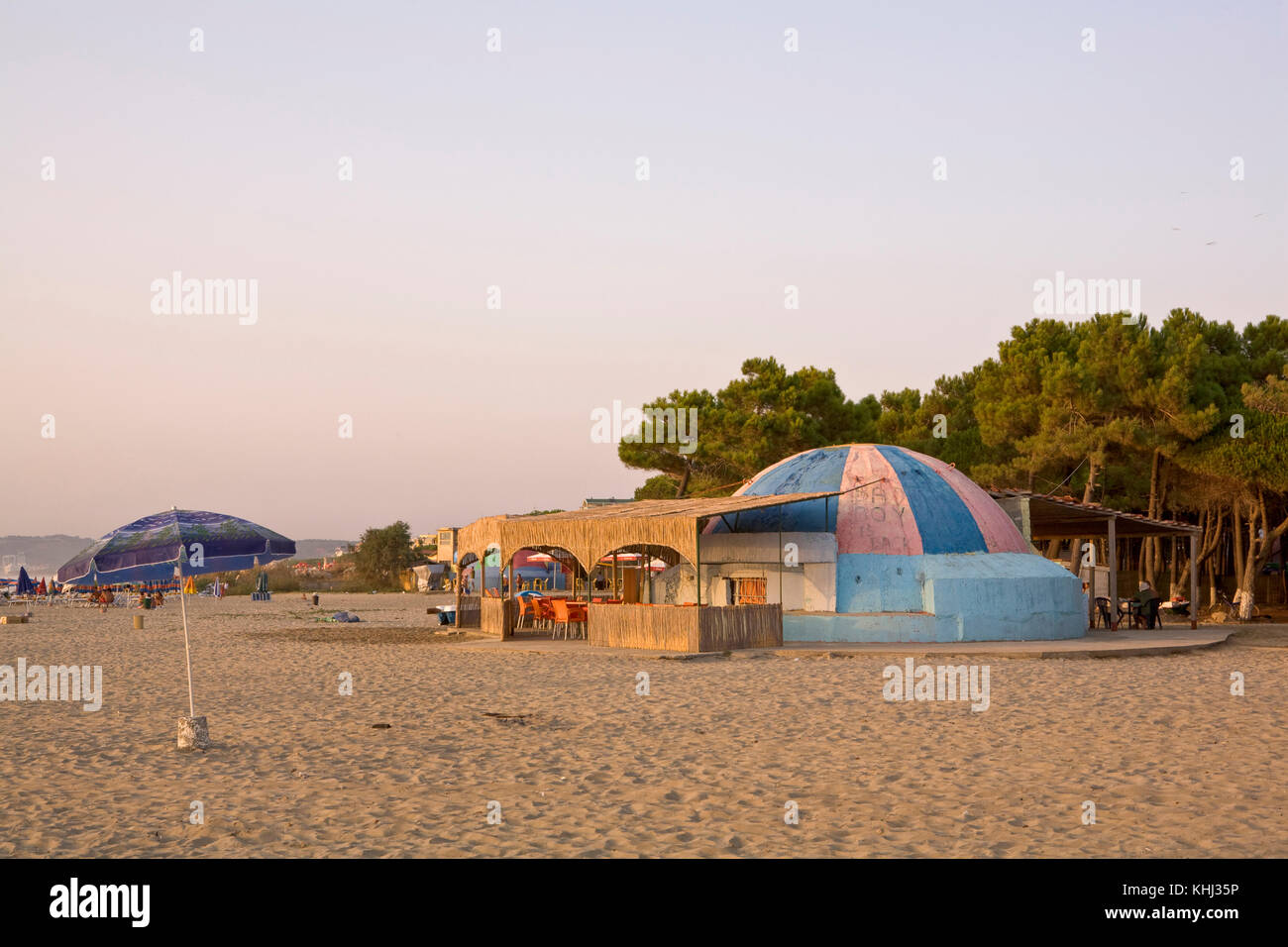Convertido búnker de la guerra fría se convierte en un bar en la playa en  Mali I Robit, albanés Fotografía de stock - Alamy