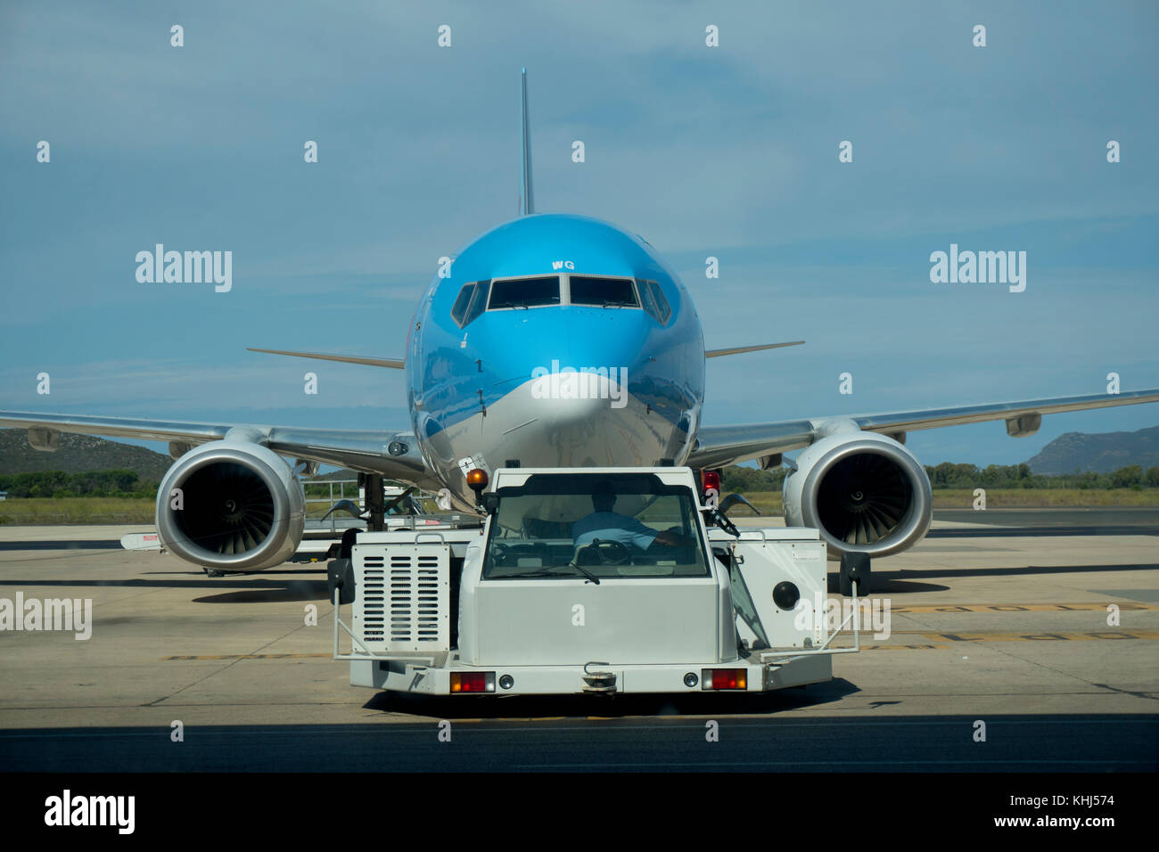 Pushback Remolcador Acerca De Moverse En La Pista De Avion Fotografia De Stock Alamy