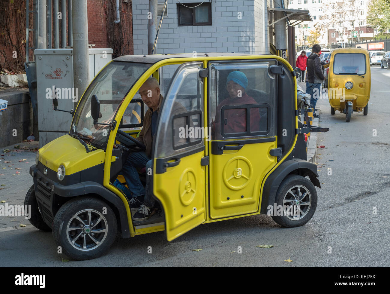 Mini coche eléctrico sin licencia es visto en Beijing, China. Foto de stock