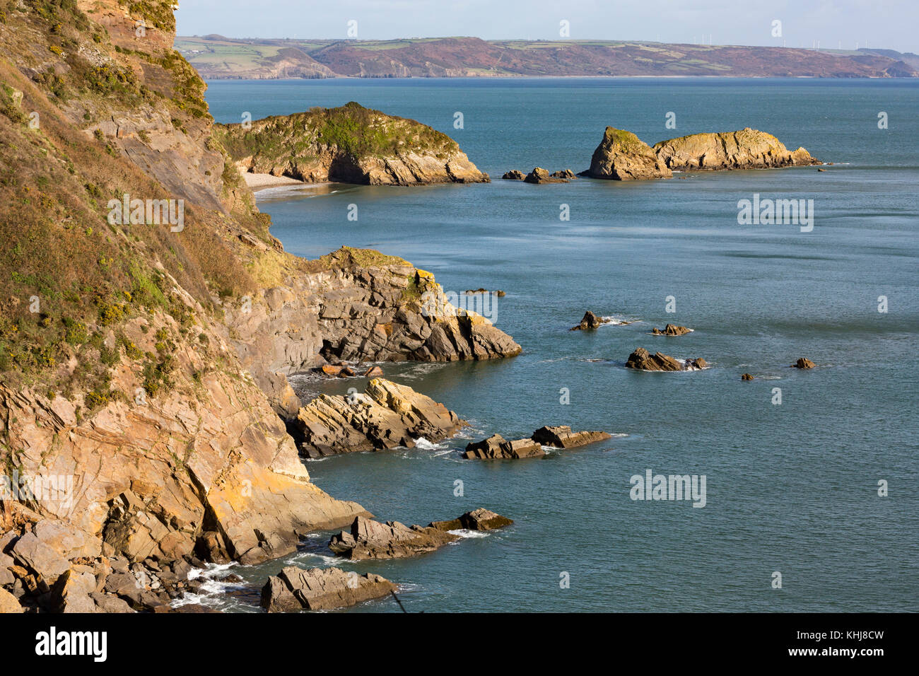 Acantilados rocosos en la Ruta Costera de Pembrokeshire entre Saundersfoot y Temby Foto de stock