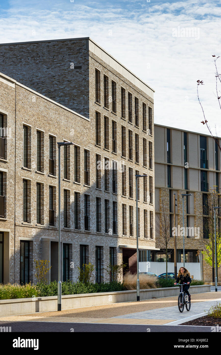 Nuevo distrito de Eddington, ofreciendo alojamiento de estudiantes y trabajadores clave está siendo construido desde el suelo hacia arriba, en el Noroeste de Cambridge. Cambridgeshire, Reino Unido. Foto de stock