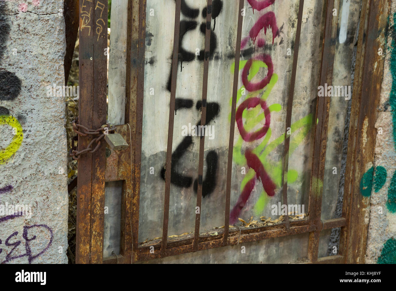 Un oxidado viejo puerta con bares en el centro de Atenas. Foto de stock