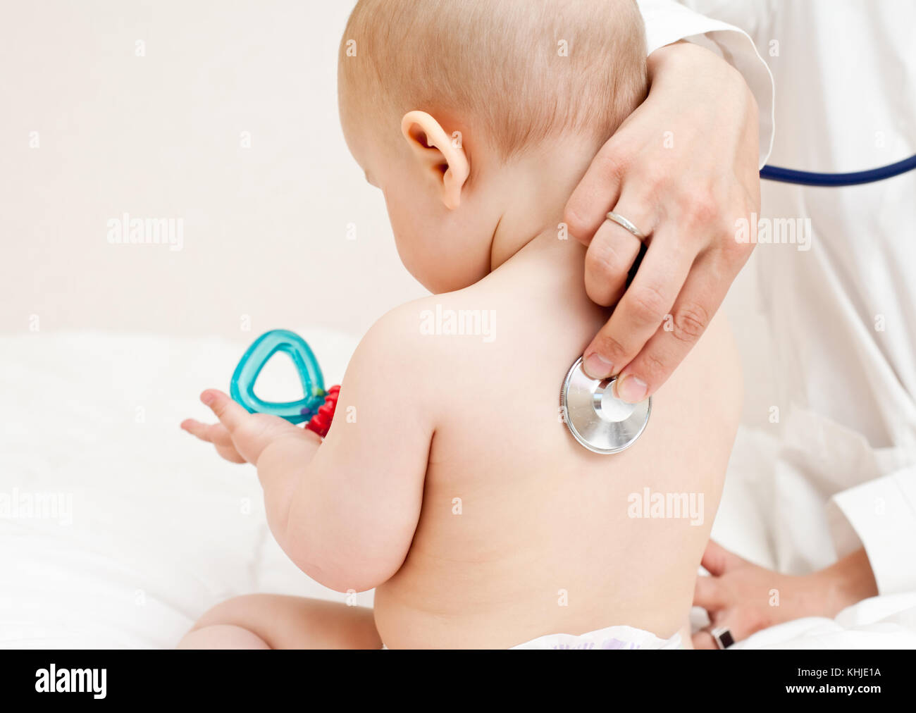Pediatra examina niña. médico utilizando un estetoscopio para escuchar el  pecho del bebé controlar los latidos del corazón y los pulmones Fotografía  de stock - Alamy