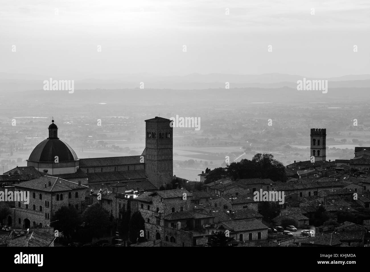 Hermosa e inusual vista de la ciudad de Asís (Umbría, Italia) al atardecer Foto de stock