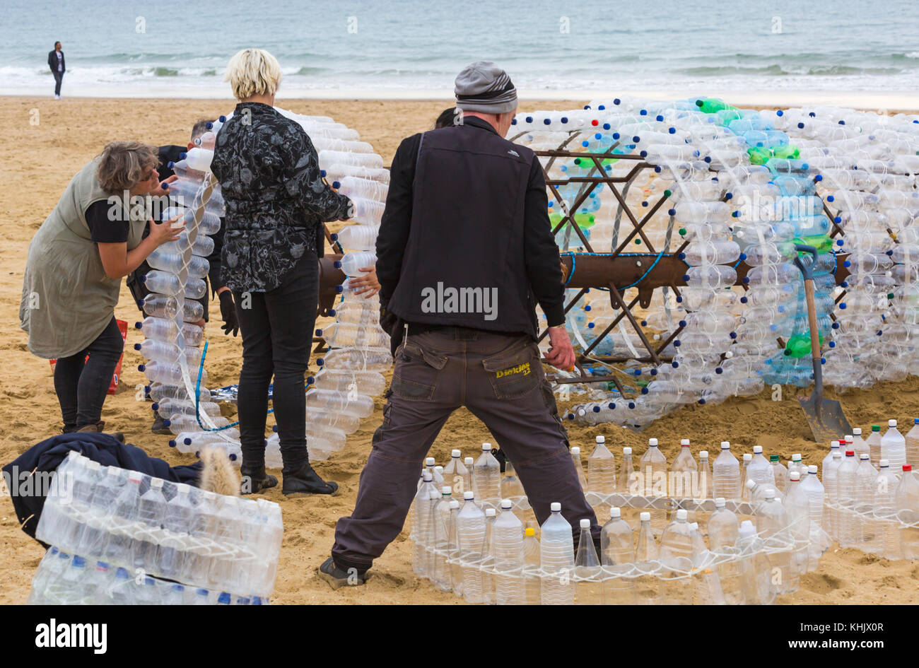 Botellas de plástico Upcycling en Bournemouth beach - parte de salvar nuestros mares mensaje en una botella a Bournemouth por el mar Arts Festival en Octubre Foto de stock