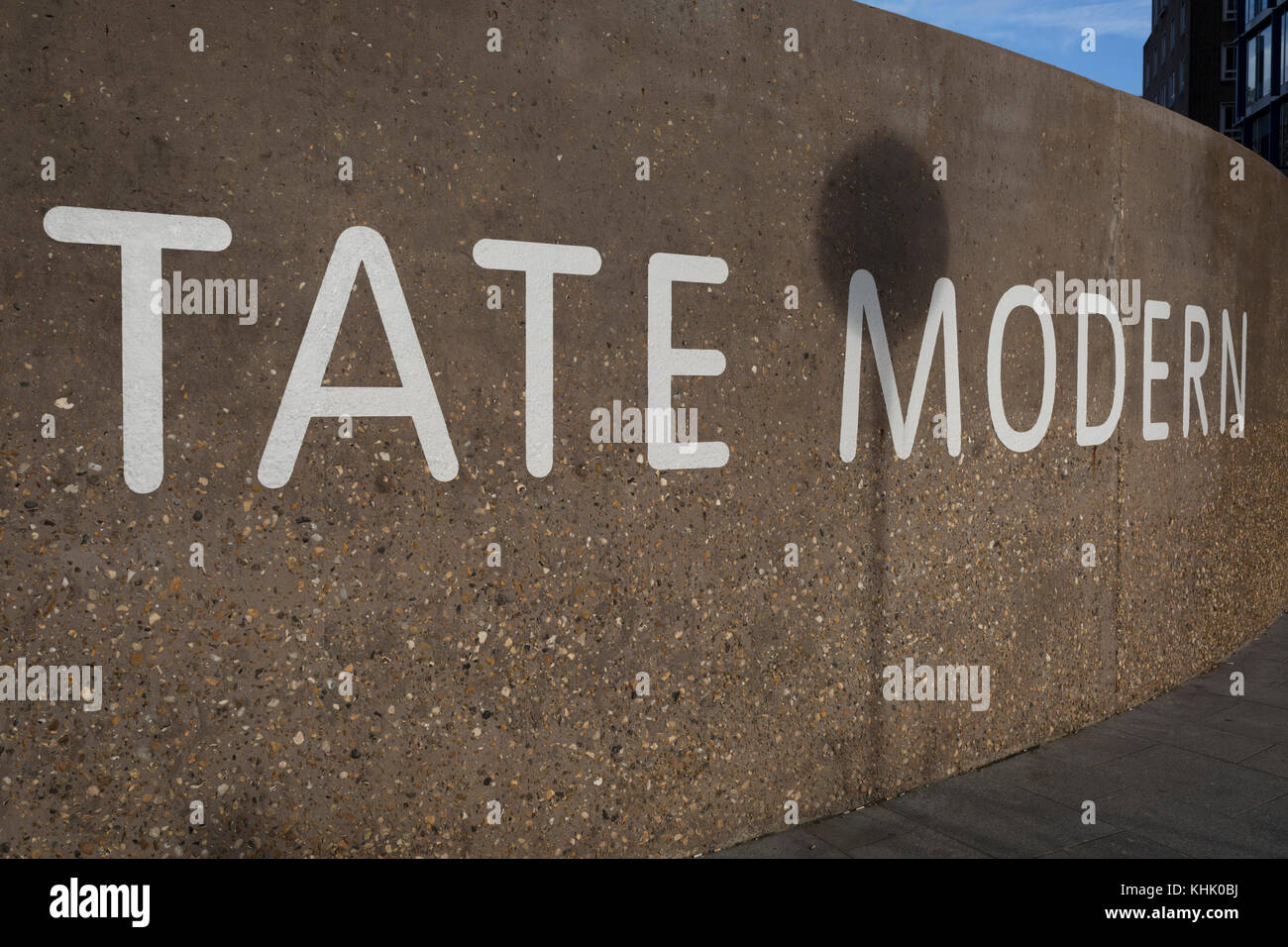 Un paisaje de bicicletas fuera de la galería de arte Tate Modern en el Southbank, el 13 de noviembre de 2017, en Londres, Inglaterra. Foto de stock