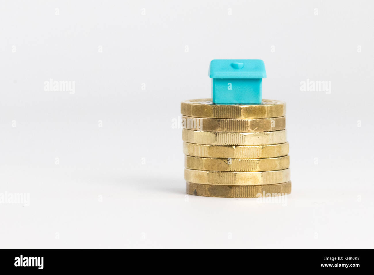Pequeña casa apiladas en las nuevas monedas de la libra británica Foto de stock