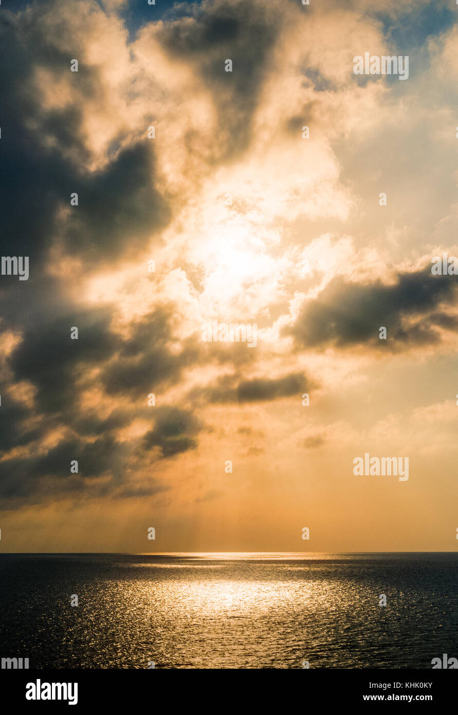 Puesta de sol en el mar imagen Foto de stock