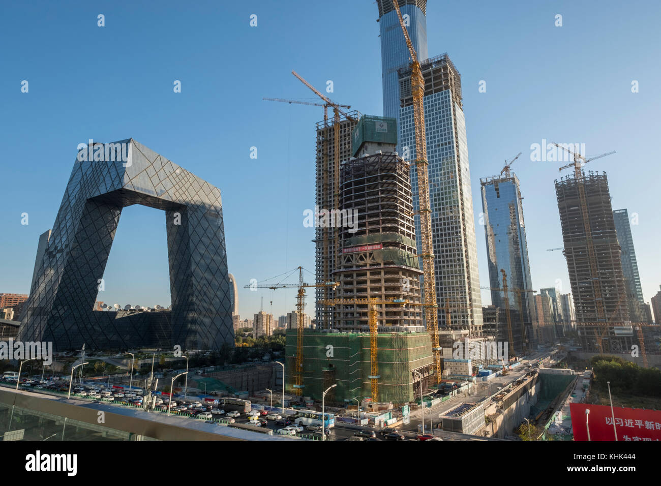 Torre de CCTV (izquierda) en el distrito central de negocios de Beijing. 03-Nov-2017 Foto de stock