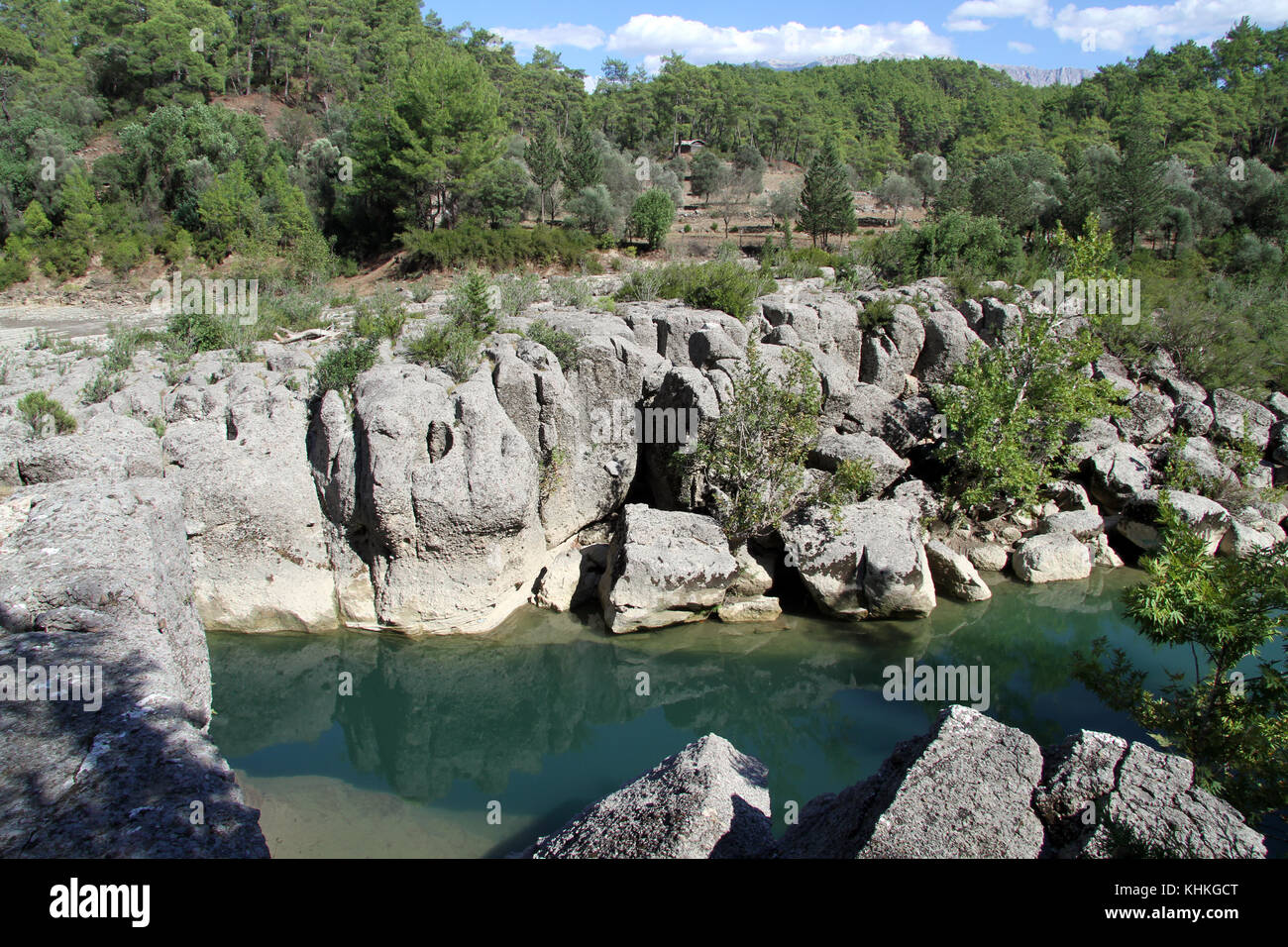 Río y piedras en cañón koprulu en Turquía Foto de stock