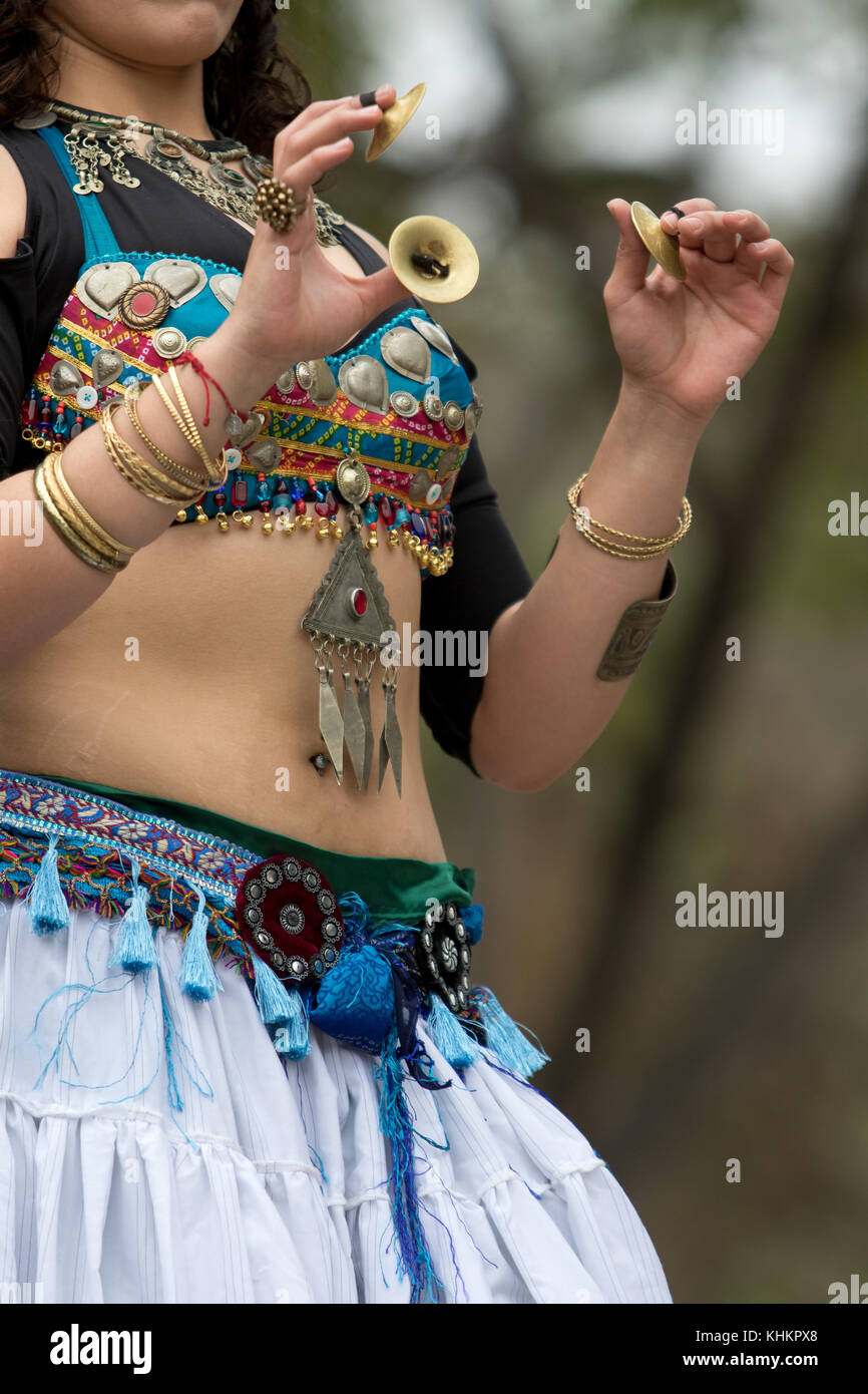 Bailarina Tradicional Hermoso. Mujer Oriental Del Bailarín. Danza Del  Vientre. Fotos, retratos, imágenes y fotografía de archivo libres de  derecho. Image 57788209