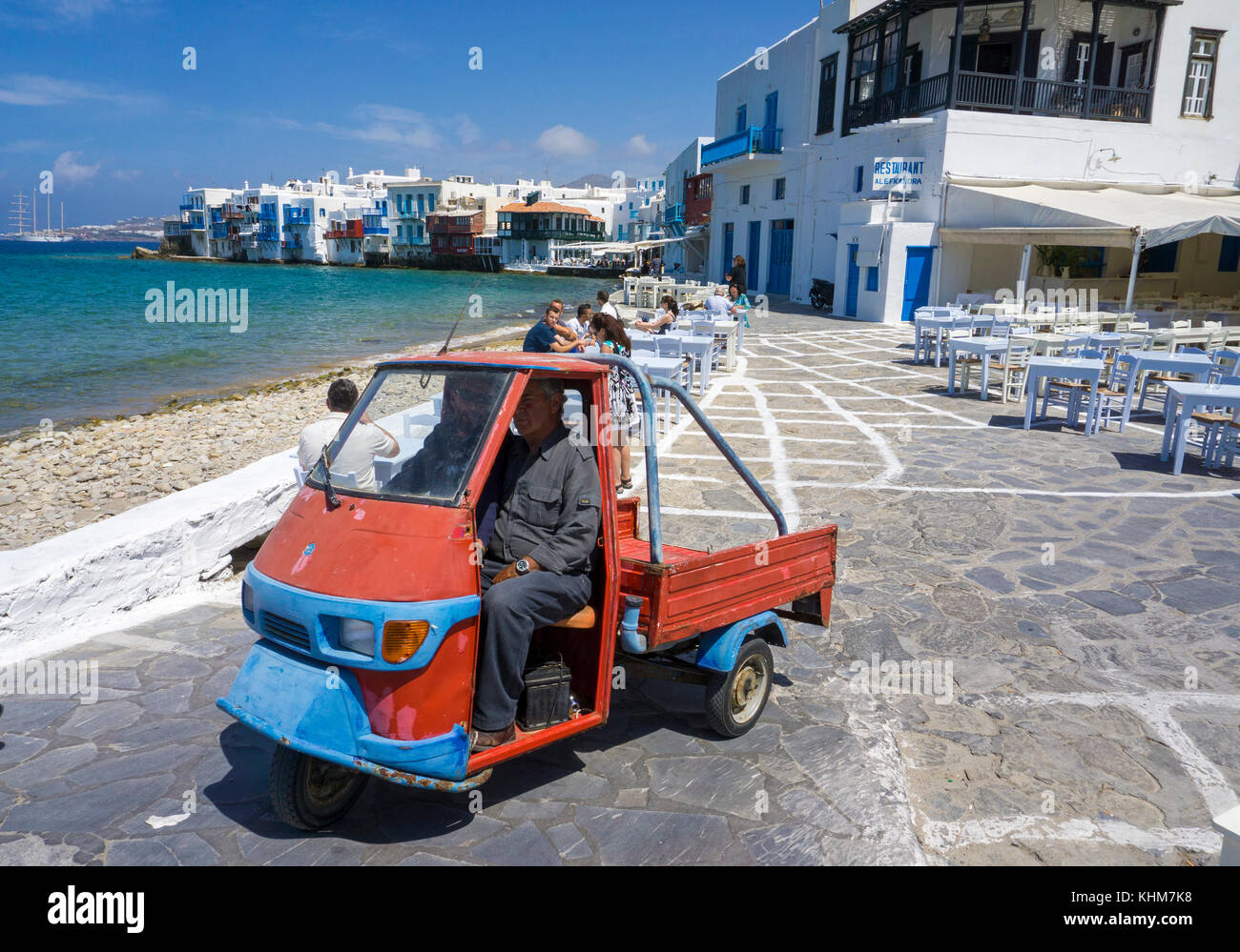 Ape la mini Truck en el paseo marítimo de la pequeña Venecia, la ciudad de Mykonos, la isla de Mykonos, cyclades, Egeo, Grecia Foto de stock