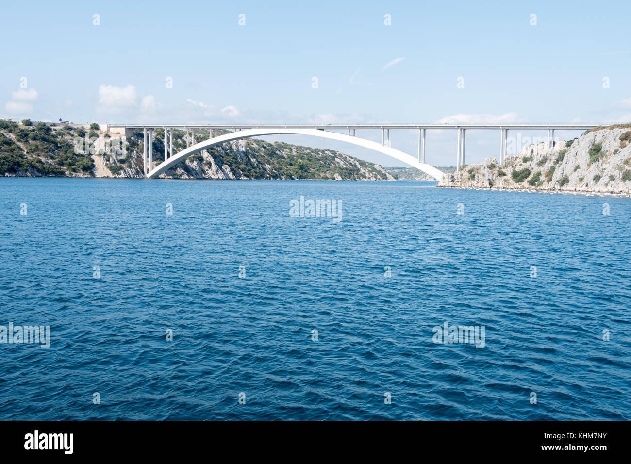 Sibenik bridge y el canal del río Krka froam un barco Foto de stock