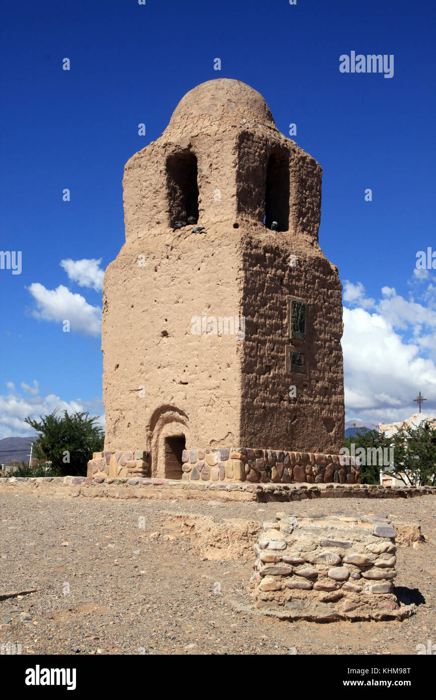 Torre de arcilla en la colina cerca de monument en Humahuaca, Argentina Foto de stock