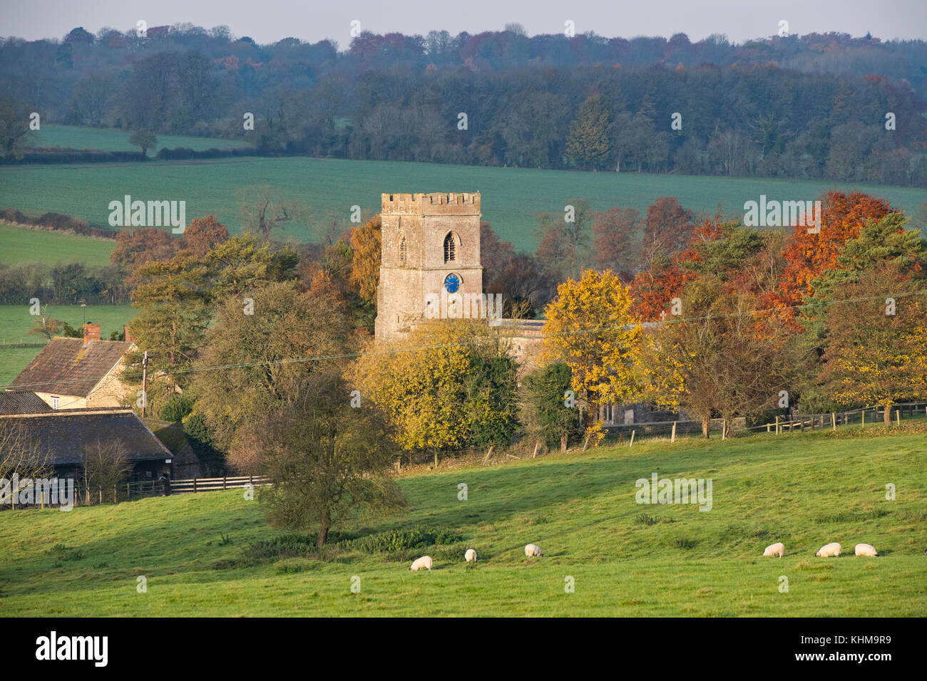 Iglesia de St Marys Upper Heyford en otoño. Upper Heyford, Oxfordshire, Inglaterra Foto de stock