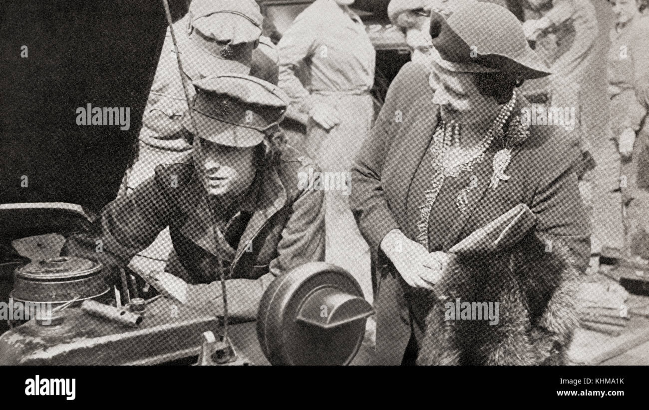 Princesa Elizabeth en el A.T.S., visto aquí con su madre, la Reina Isabel en 1945. La Princesa Isabel de York, la futura Isabel II, nacido en 1926. La Reina del Reino Unido. La reina Elizabeth, la Reina Madre. Elizabeth Angela Marguerite Bowes-Lyon, 1900 - 2002. Esposa del Rey Jorge VI y madre de la Reina Isabel II. Foto de stock