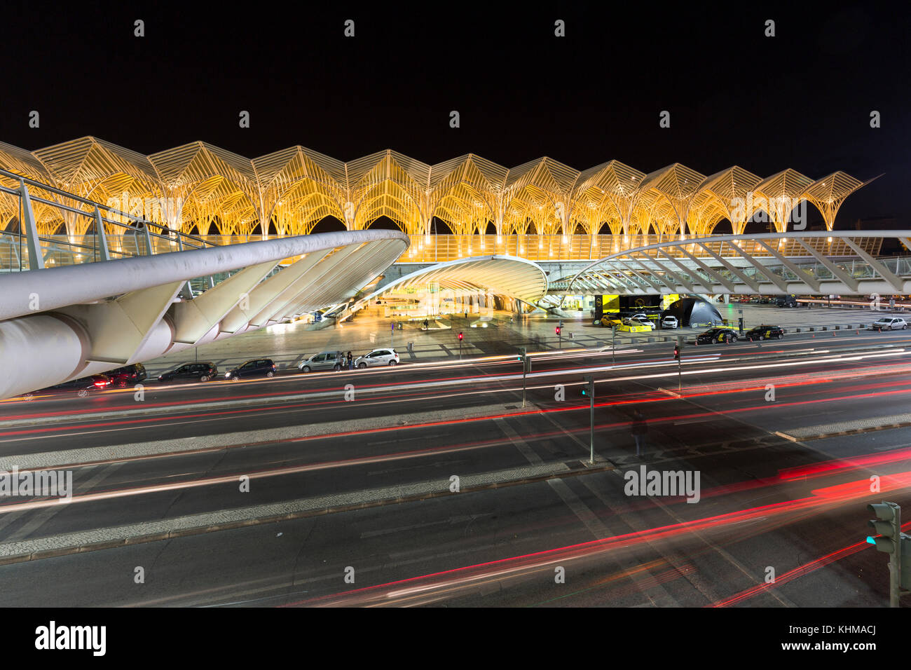 Estación de ferrocarril de oriente en la noche, la Gare do Oriente, Lisboa, Portugal, Europa Foto de stock