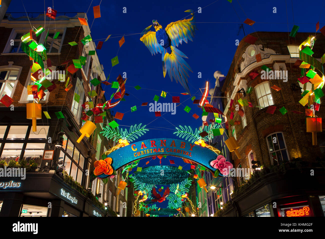 Londres, Reino Unido - noviembre 17th, 2017: las luces de Navidad en Carnaby Street; estacional lights se muestran a través de la zona comercial del centro de Londres. Foto de stock