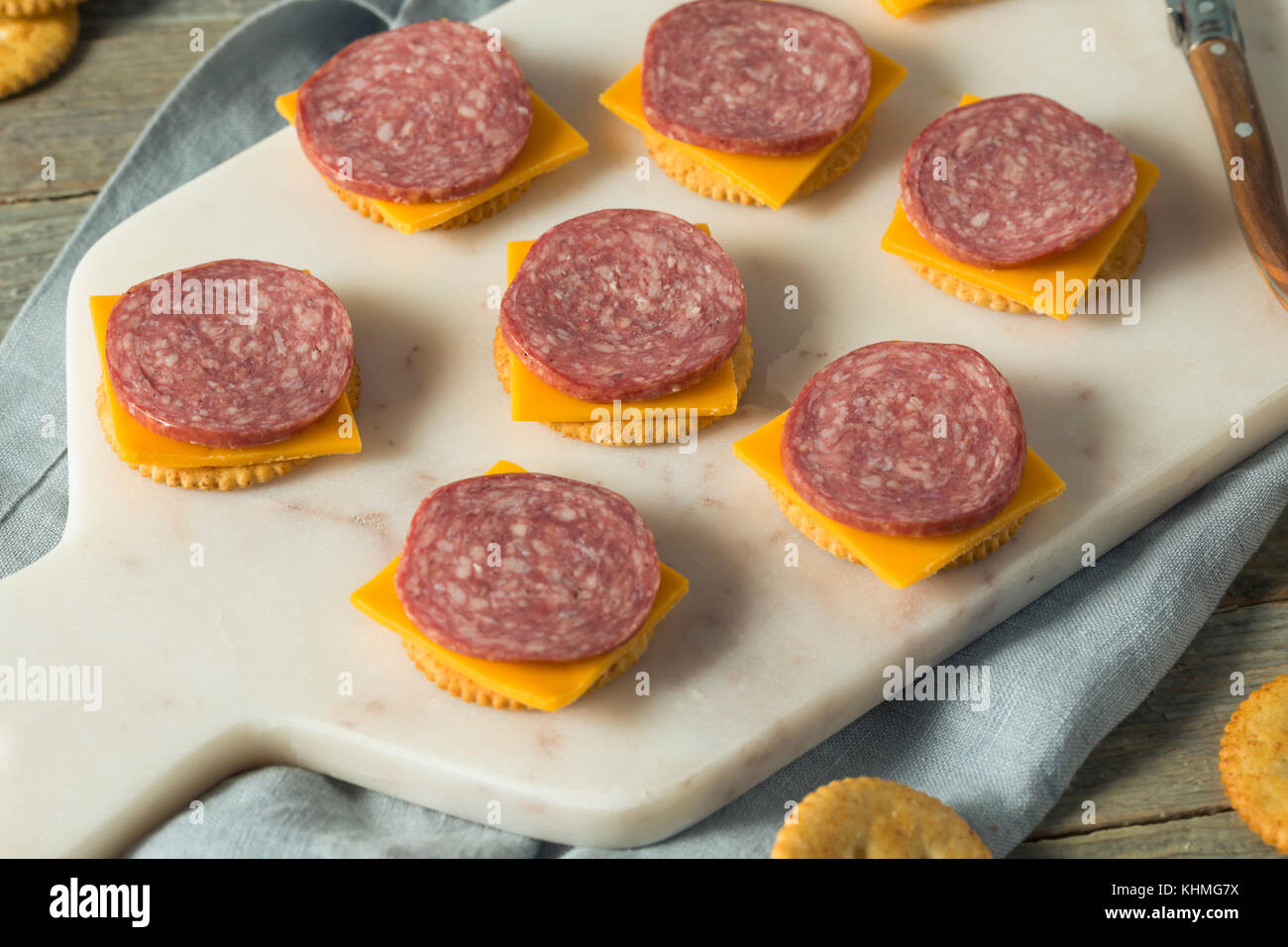 Sabrosa carne y queso casero cracker hor dourves listos para comer Foto de stock