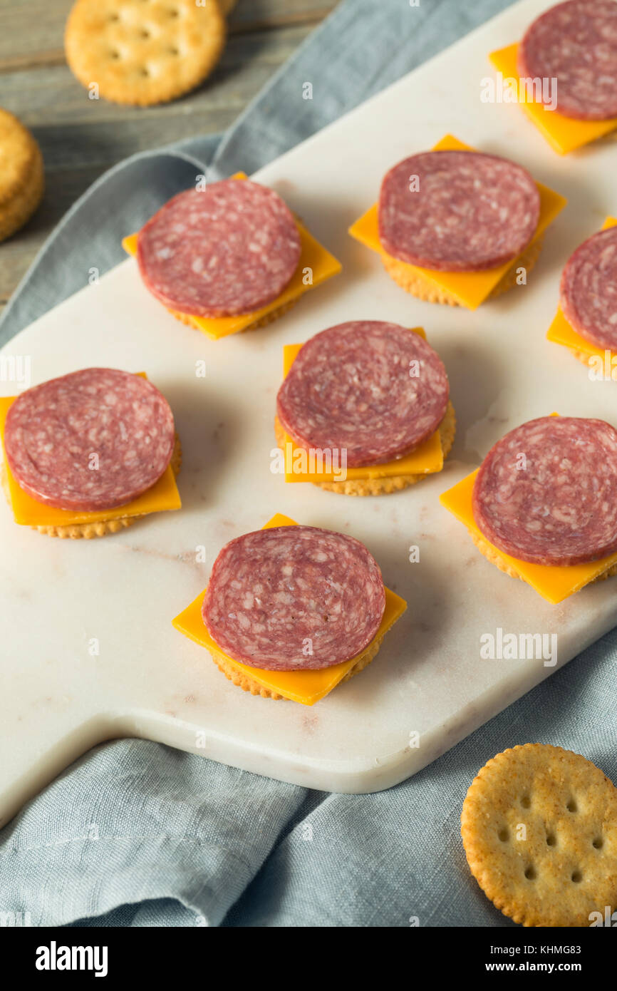 Sabrosa carne y queso casero cracker hor dourves listos para comer Foto de stock