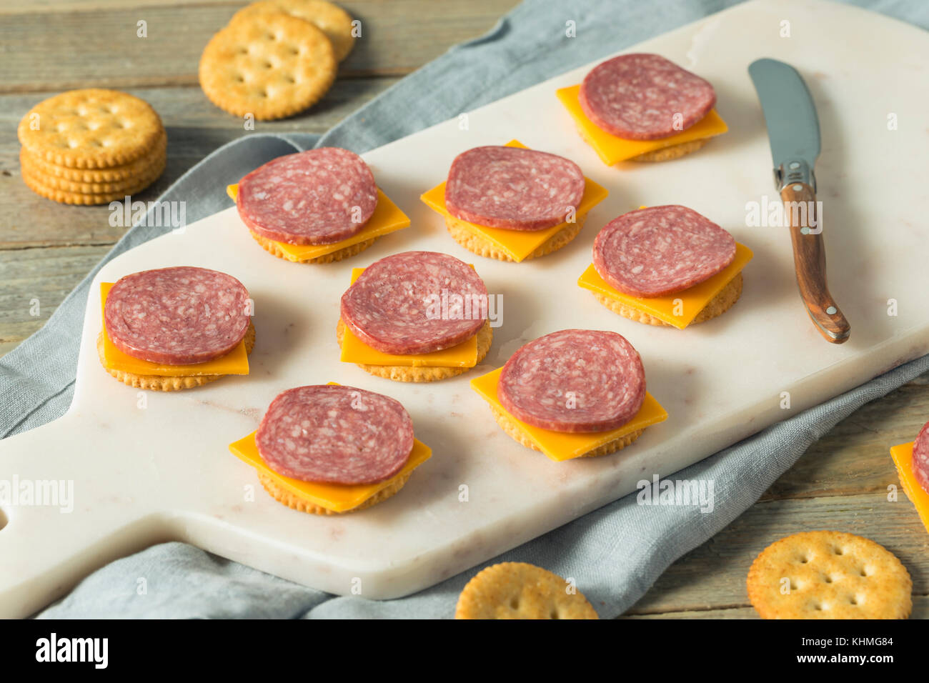 Sabrosa carne y queso casero cracker hor dourves listos para comer Foto de stock