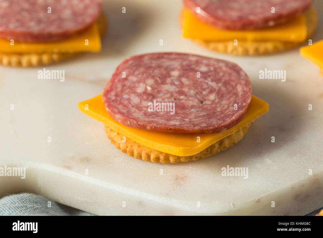 Sabrosa carne y queso casero cracker hor dourves listos para comer Foto de stock