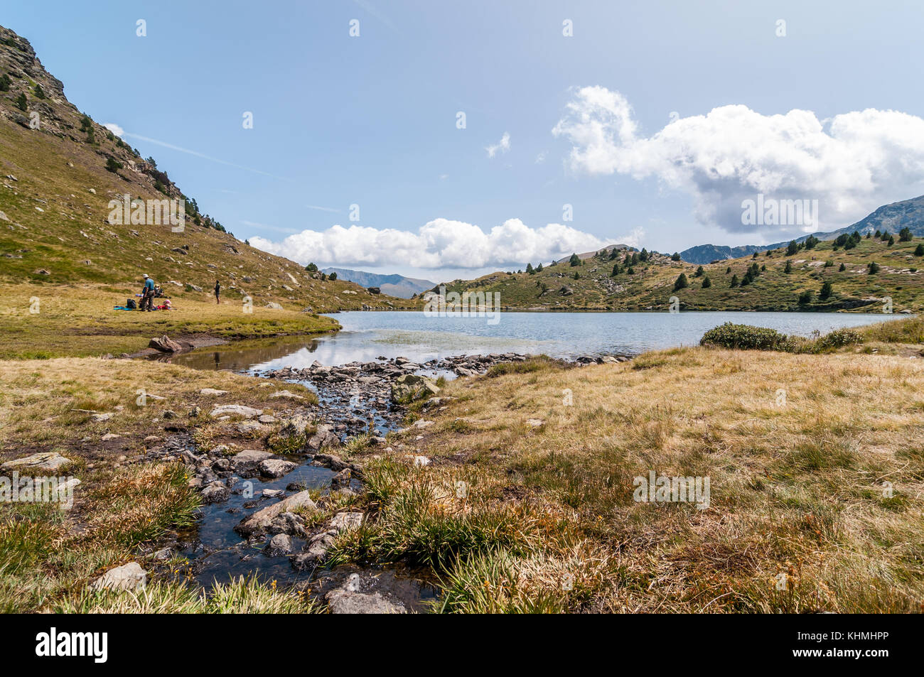 Vista del lago de alta montaña llamada 'Estany' cerca de imprimación, Tristaina Ordino, Andorra Foto de stock