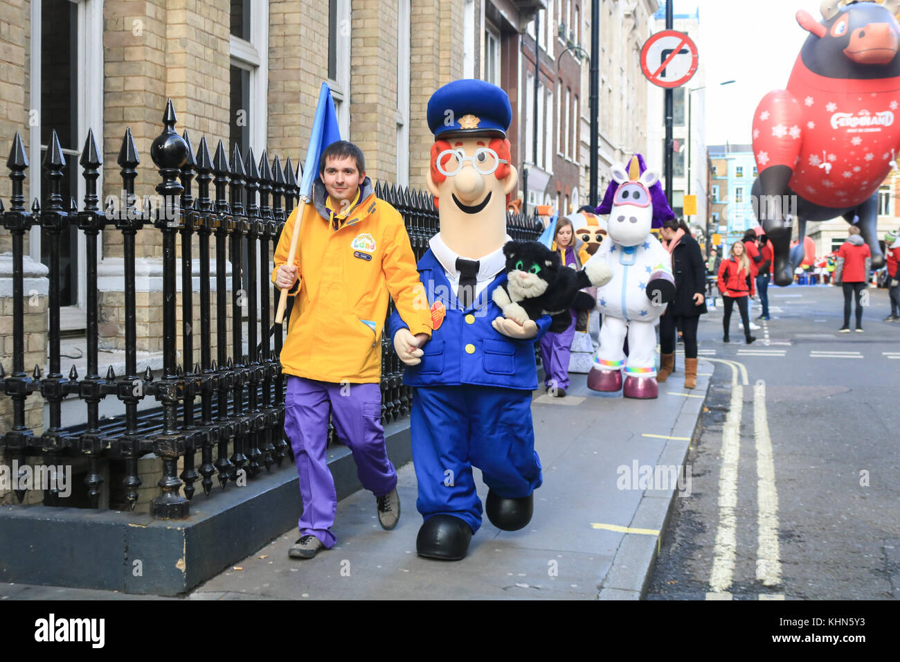 Londres, Reino Unido. El 19 de noviembre de 2017. El desfile anual de navidad hamleys toy que tiene lugar a lo largo de la calle Regent y tradicionalmente atrae a grandes multitudes. El desfile organizado por la famosa tienda de juguetes Hamleys, que cuenta con más de 50 de la nación favorita de personajes infantiles junto con 400 animadores, un Marching Band y globos gigantes. El desfile se basa en Macy's Thanksgiving desfile anual en Nueva York Foto de stock