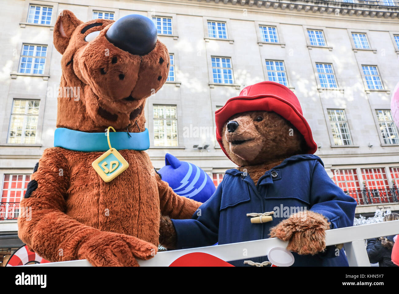 Londres, Reino Unido. El 19 de noviembre de 2017. El desfile anual de navidad hamleys toy que tiene lugar a lo largo de la calle Regent y tradicionalmente atrae a grandes multitudes. El desfile organizado por la famosa tienda de juguetes Hamleys, que cuenta con más de 50 de la nación favorita de personajes infantiles junto con 400 animadores, un Marching Band y globos gigantes. El desfile se basa en Macy's Thanksgiving desfile anual en Nueva York Foto de stock