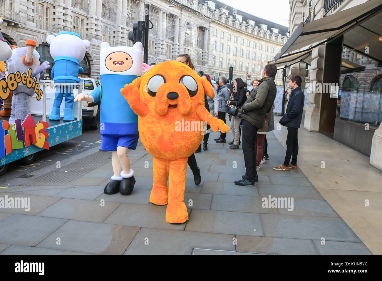 Londres, Reino Unido. El 19 de noviembre de 2017. El desfile anual de navidad hamleys toy que tiene lugar a lo largo de la calle Regent y tradicionalmente atrae a grandes multitudes. El desfile organizado por la famosa tienda de juguetes Hamleys, que cuenta con más de 50 de la nación favorita de personajes infantiles junto con 400 animadores, un Marching Band y globos gigantes. El desfile se basa en Macy's Thanksgiving desfile anual en Nueva York Foto de stock