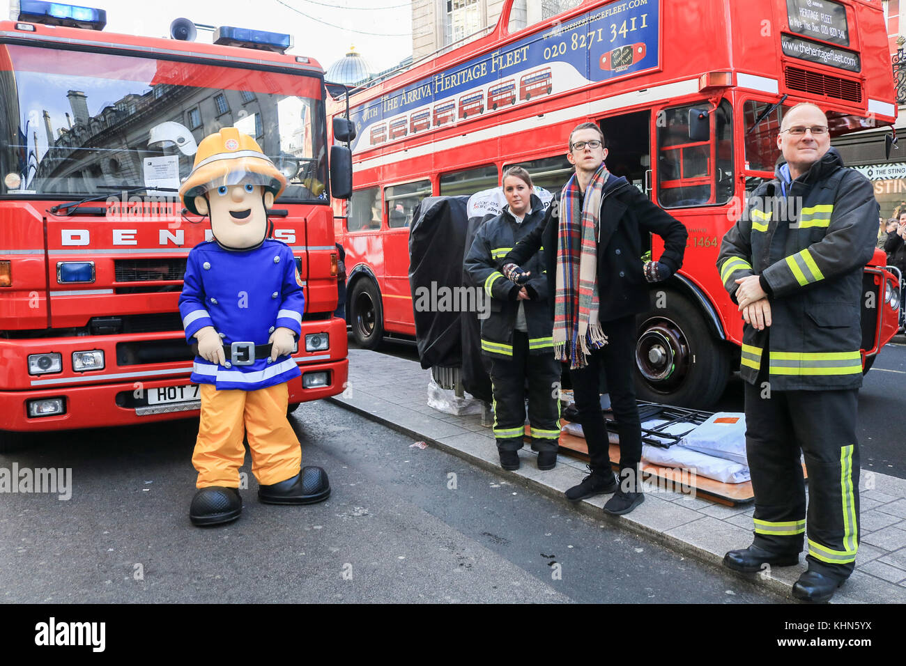 Londres, Reino Unido. El 19 de noviembre de 2017. El desfile anual de navidad hamleys toy que tiene lugar a lo largo de la calle Regent y tradicionalmente atrae a grandes multitudes. El desfile organizado por la famosa tienda de juguetes Hamleys, que cuenta con más de 50 de la nación favorita de personajes infantiles junto con 400 animadores, un Marching Band y globos gigantes. El desfile se basa en Macy's Thanksgiving desfile anual en Nueva York Foto de stock