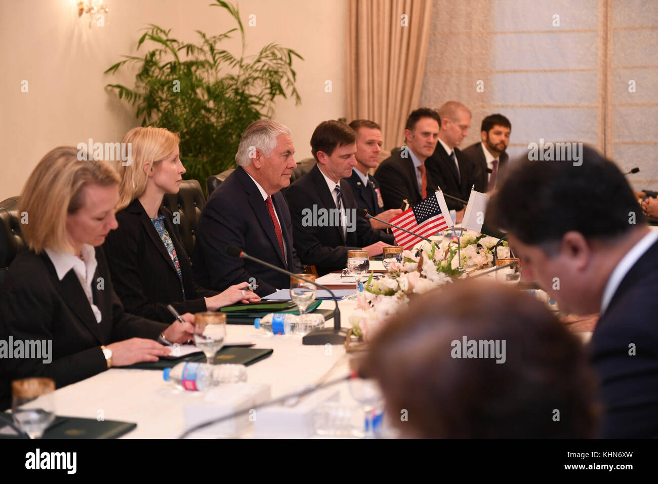 El Secretario de Estado estadounidense Tillerson, flanqueado por su delegación, participa en una reunión bilateral con el primer Ministro paquistaní Shahid Khaqan Abbasi y los representantes del Gobierno paquistaní en la Casa del primer Ministro en Islamabad, Pakistán, el 24 de octubre de 2017 Foto de stock